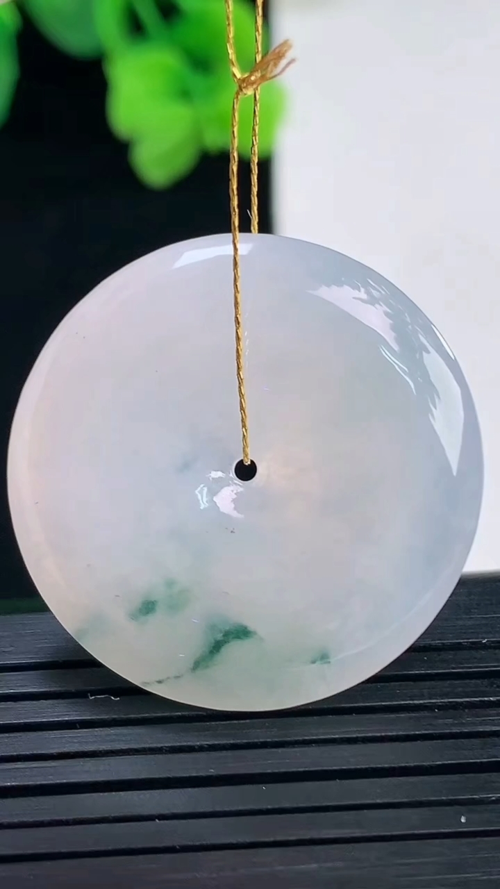 天然A货翡翠飘花平安扣吊坠尺寸31.3-5.3重量:11.72g
4月8日