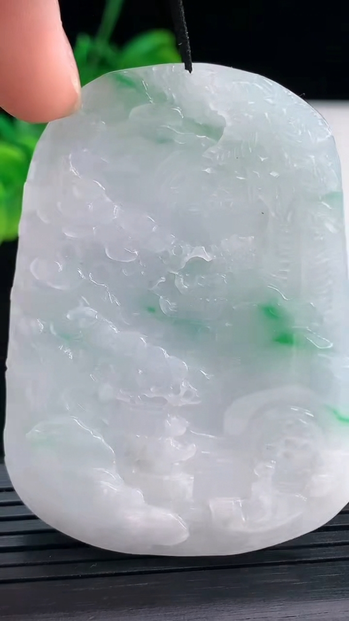 天然A货翡翠山水牌吊坠尺寸60.4-44.4-6.4重量:40.29g
4月8日