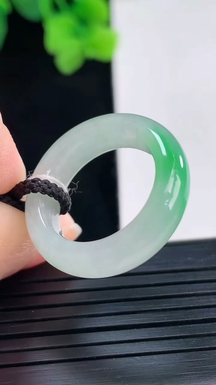 天然A货翡翠指环戒指尺寸17.1-6-4.1重量:4.63g2026年4月8日
工厂直销收藏佳品,种好水足，色泽均匀，有种有色，上手高大气！