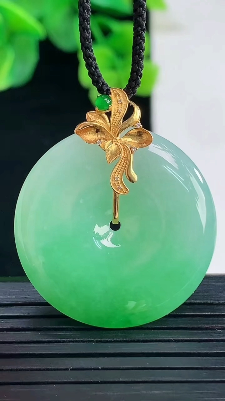 天然A货翡翠平安扣吊坠尺寸30.3-5.7重量:11.54g
4月8日