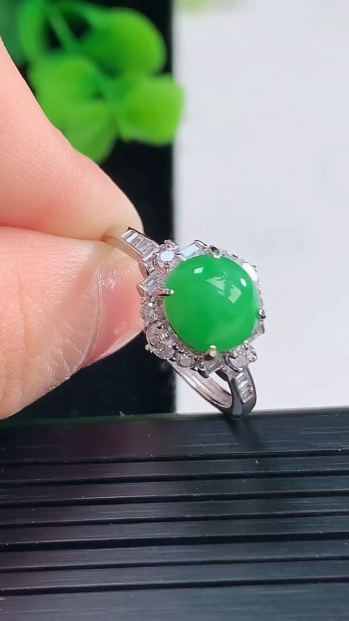 天然A货翡翠蛋面戒指 可调节尺寸7.8重量:2.78g2026年4月8日
工厂直销收藏佳品,种好水足，色泽均匀，有种有色，上手高大气！