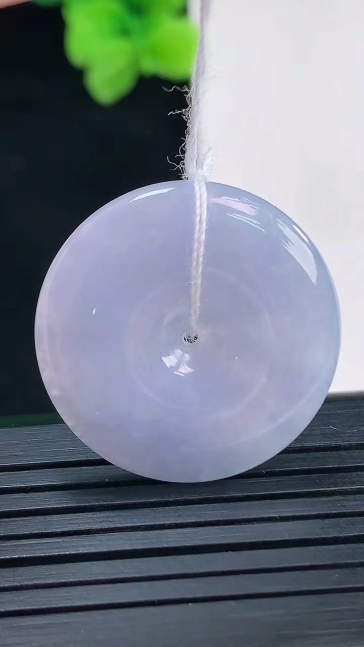 天然A货翡翠紫罗兰平安扣吊坠尺寸26.2-4重量:6.45g
4月8日