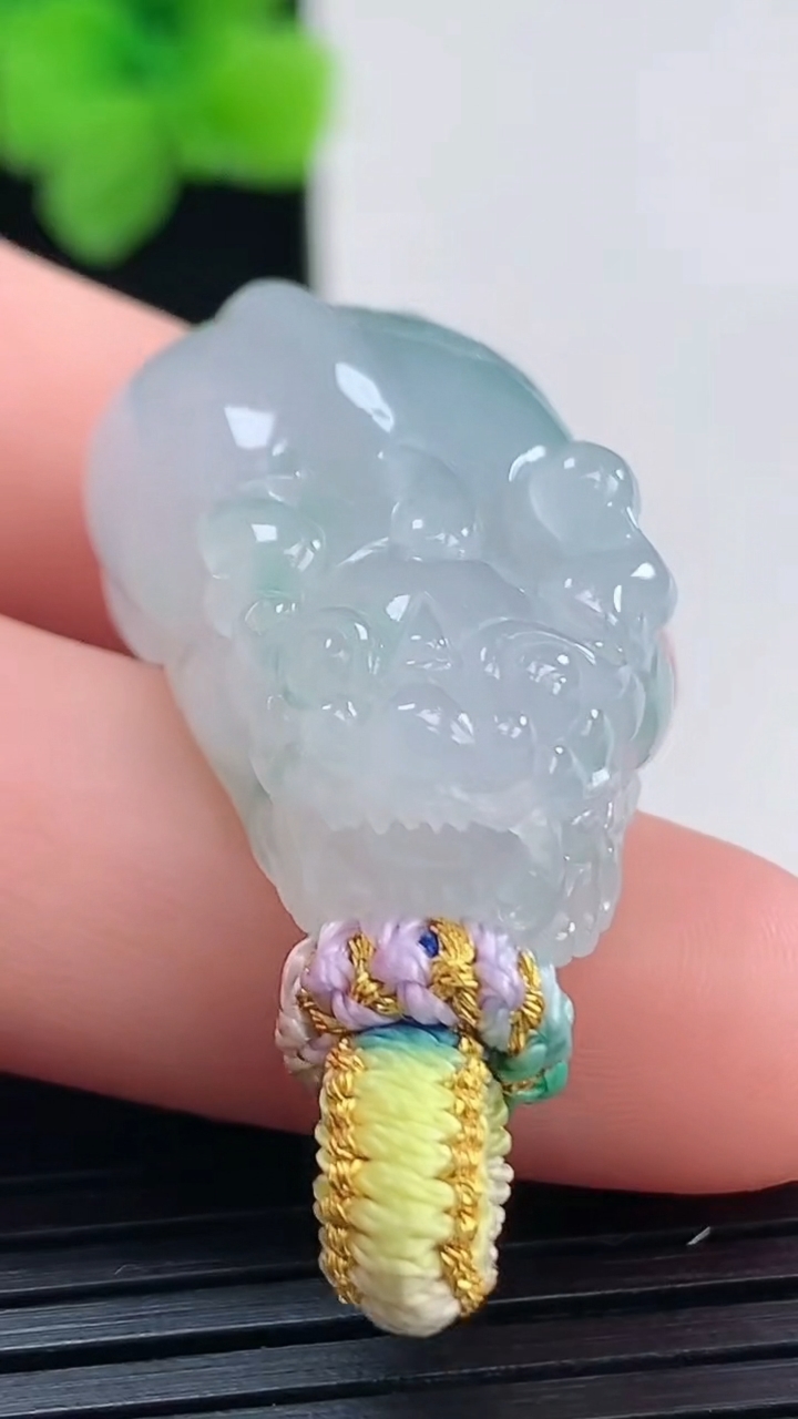 天然A货翡翠飘花貔貅吊坠尺寸31.7-17.4-11.7重量:13.01g
4月8日