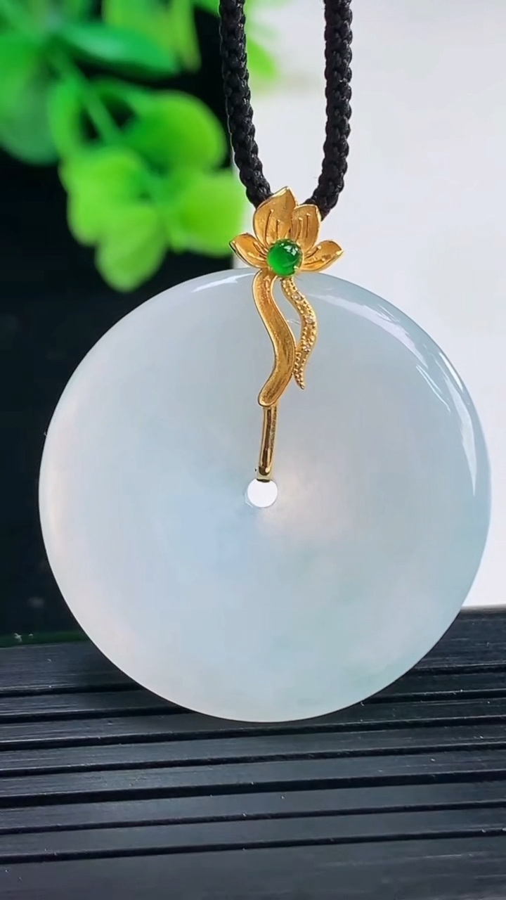 天然A货翡翠18K金紫罗兰平安扣吊坠尺寸32.3-4.4重量:10.37g
4月8日