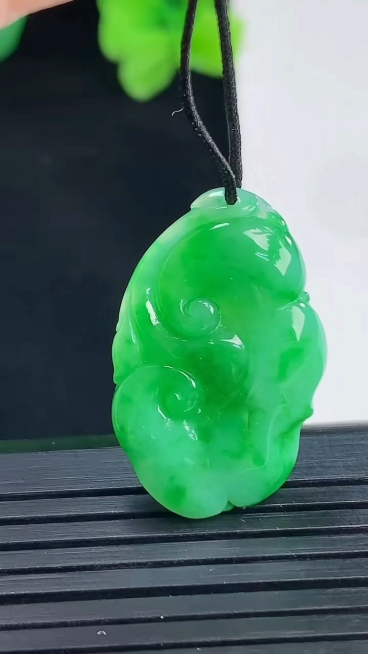 天然A货翡翠如意吊坠尺寸26.9-17.4-5重量:3.91g
4月8日