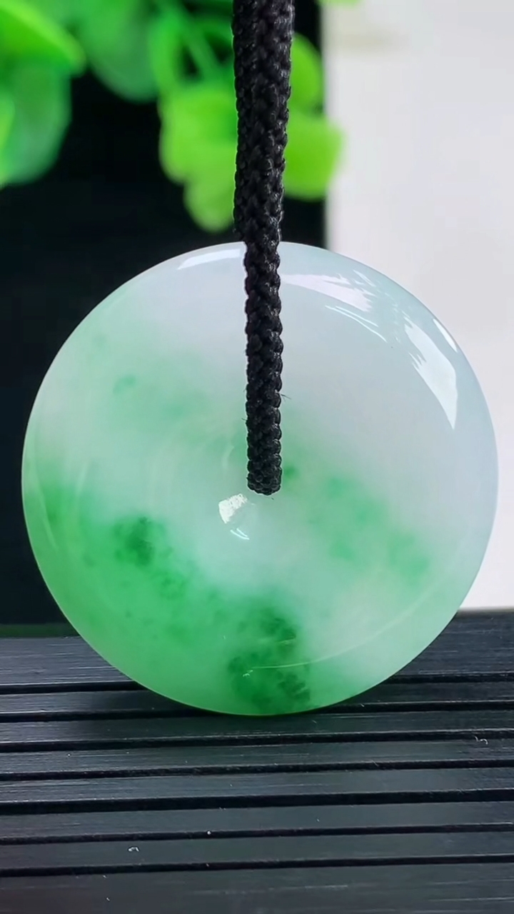 天然A货翡翠平安扣吊坠尺寸30.8-5.6重量:11.26g
4月8日