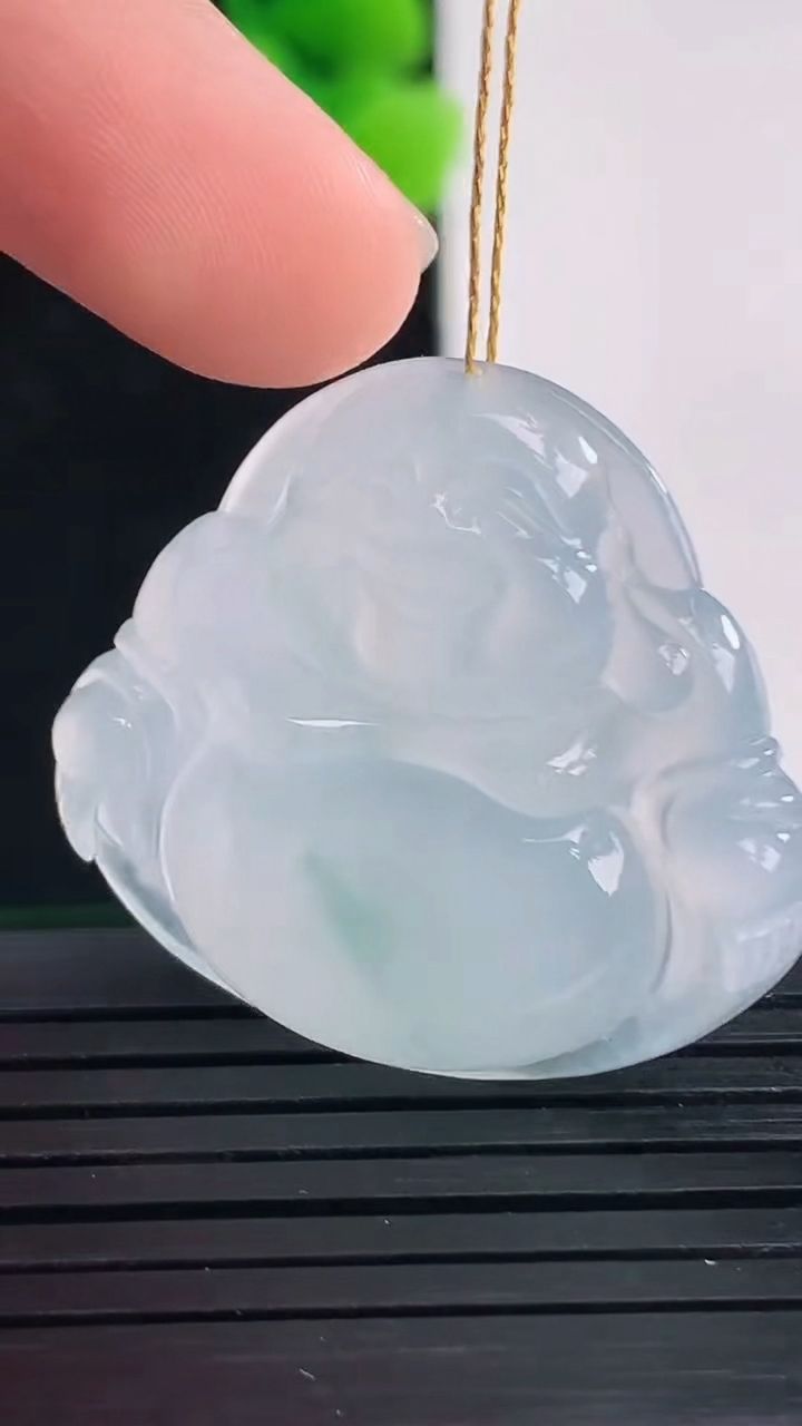 天然A货翡翠冰种飘花佛公吊坠尺寸28.5-31.3-5.8重量:8.43g
4月8日