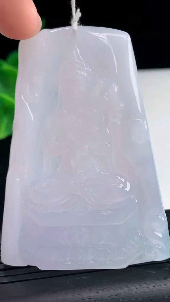 天然A货翡翠紫罗兰大势至菩萨吊坠尺寸66.6-48.1-5.8重量:42.95g
4月8日