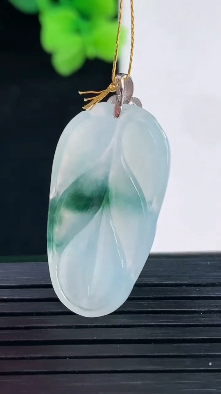 天然A货翡翠18K金飘花金枝玉叶 叶子吊坠尺寸34.2-17.1-4.3重量:4.47g
4月8日