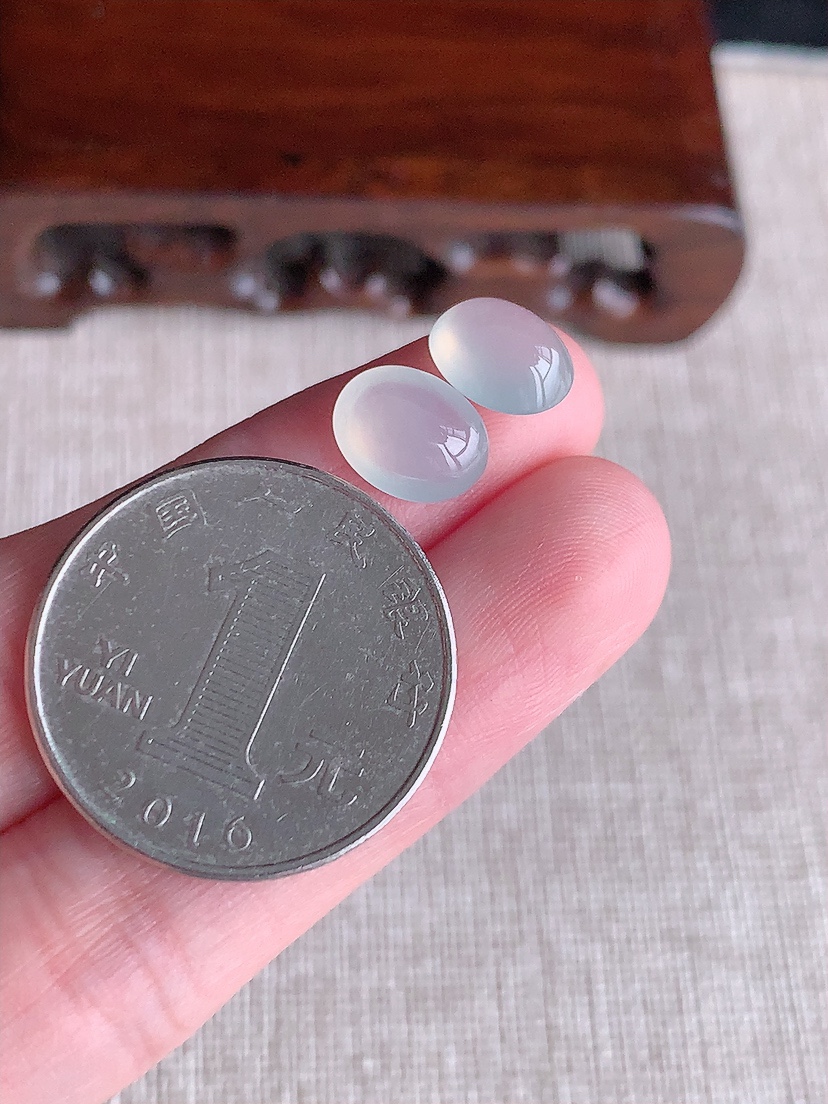 天然A货翡翠白冰白月光蛋面镶嵌件一对 
尺寸9.5-7.3-4.6mm 重量1.00g 0407