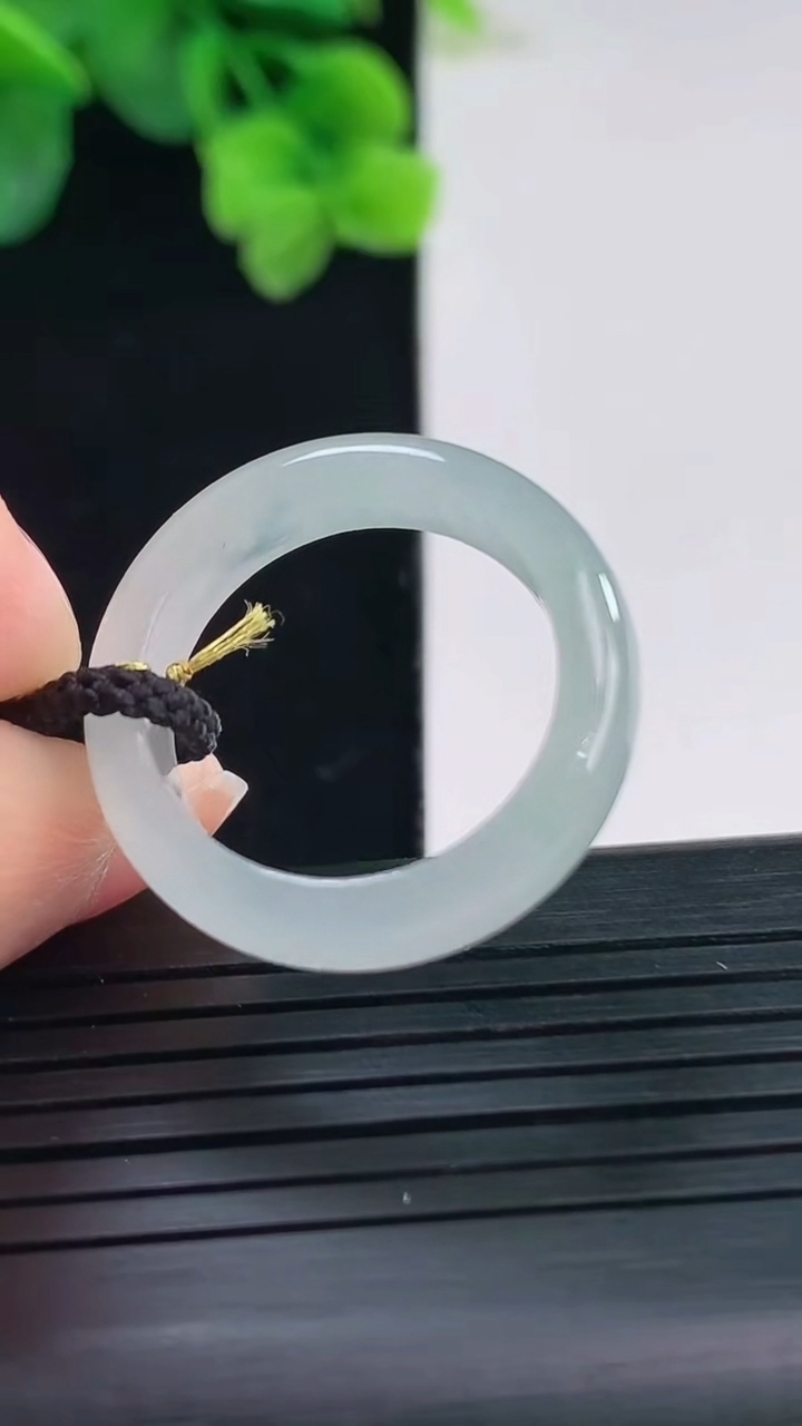 天然A货翡翠指环戒指尺寸18.5-5.6-3.3重量:3.67g2026年4月8日
工厂直销收藏佳品,种好水足，色泽均匀，有种有色，上手高大气！