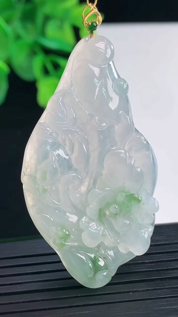 天然A货翡翠鸟语花香吊坠尺寸53.6-29.5-5.7重量:15.52g
4月8日