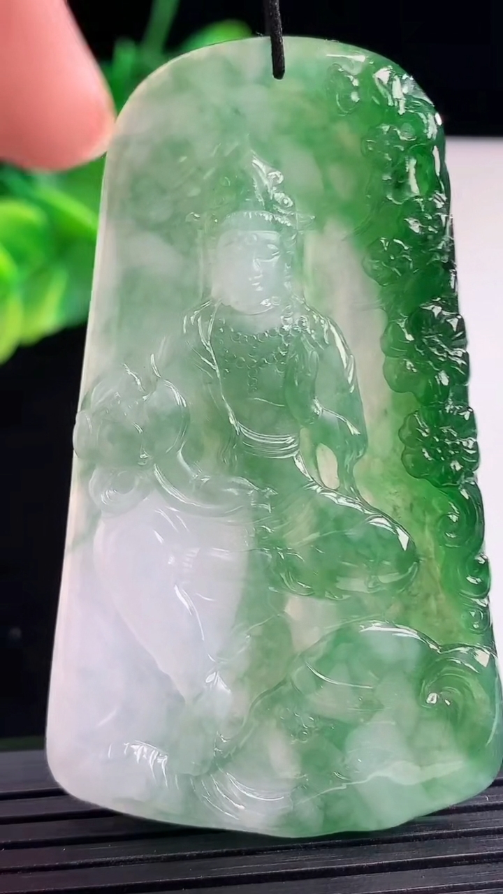 天然A货翡翠普贤菩萨吊坠尺寸64.8-37.7-4.9重量:29.73g
4月8日