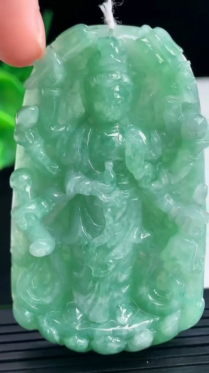 天然A货翡翠千手观音吊坠尺寸65.1-39.6-11.4重量:53.05g
4月8日