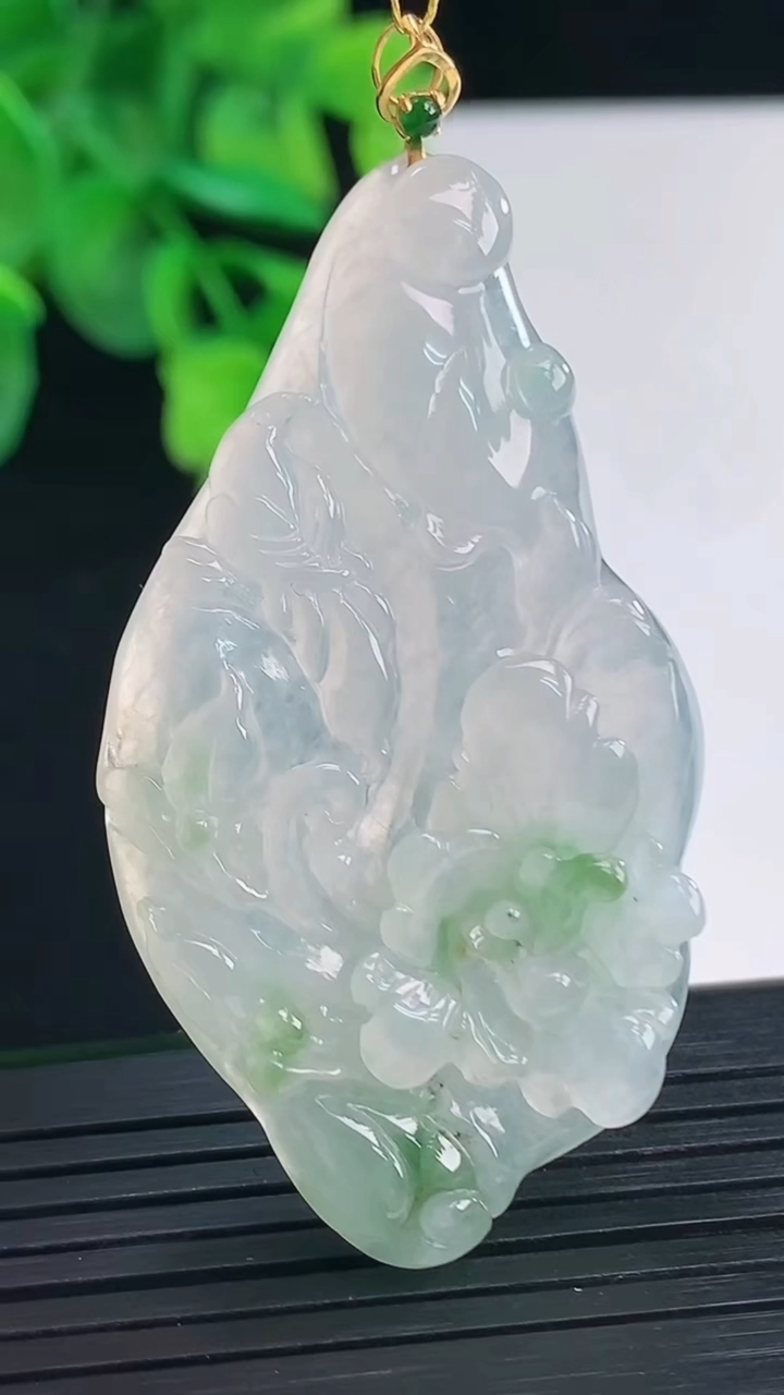 天然A货翡翠鸟语花香吊坠尺寸53.6-29.5-5.7重量:15.52g
4月8日