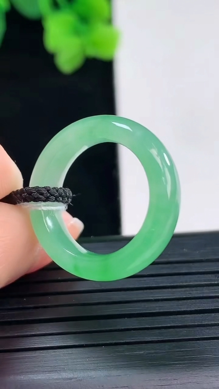 天然A货翡翠指环戒指尺寸16.2-5.7-3.6重量:3.66g2026年4月8日
工厂直销收藏佳品,种好水足，色泽均匀，有种有色，上手高大气！