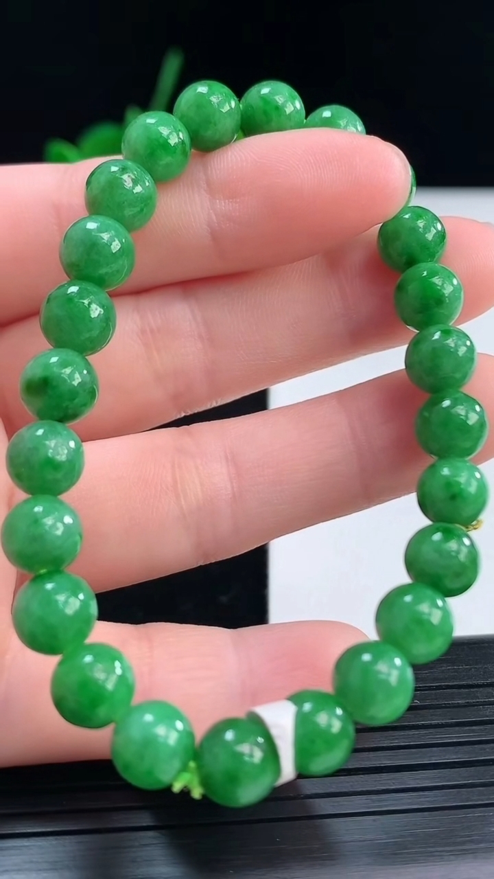 天然A货翡翠圆珠手串尺寸7.1-24颗重量:16.19g4月8日
工厂直销收藏佳品,种好水足，色泽均匀，有种有色，上手高大气！