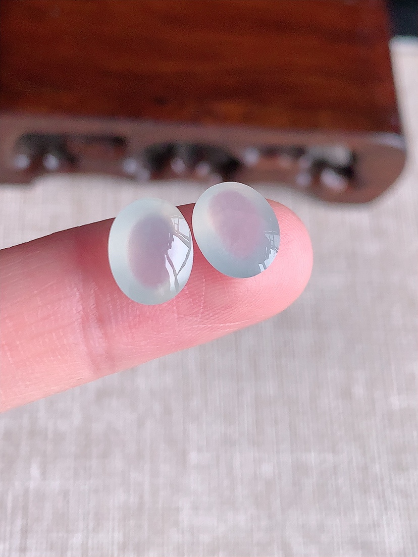 天然A货翡翠白冰白月光蛋面镶嵌件一对 
尺寸9.5-7.3-4.6mm 重量1.00g 0407
