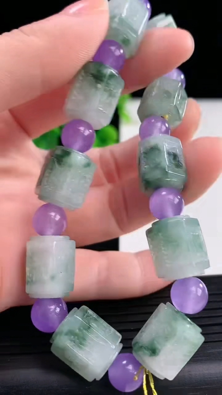 天然A货翡翠飘花六字真言路路通手串尺寸13.6-10.8重量:46.93g4月8日
工厂直销收藏佳品,种好水足，色泽均匀，有种有色，上手高大气！