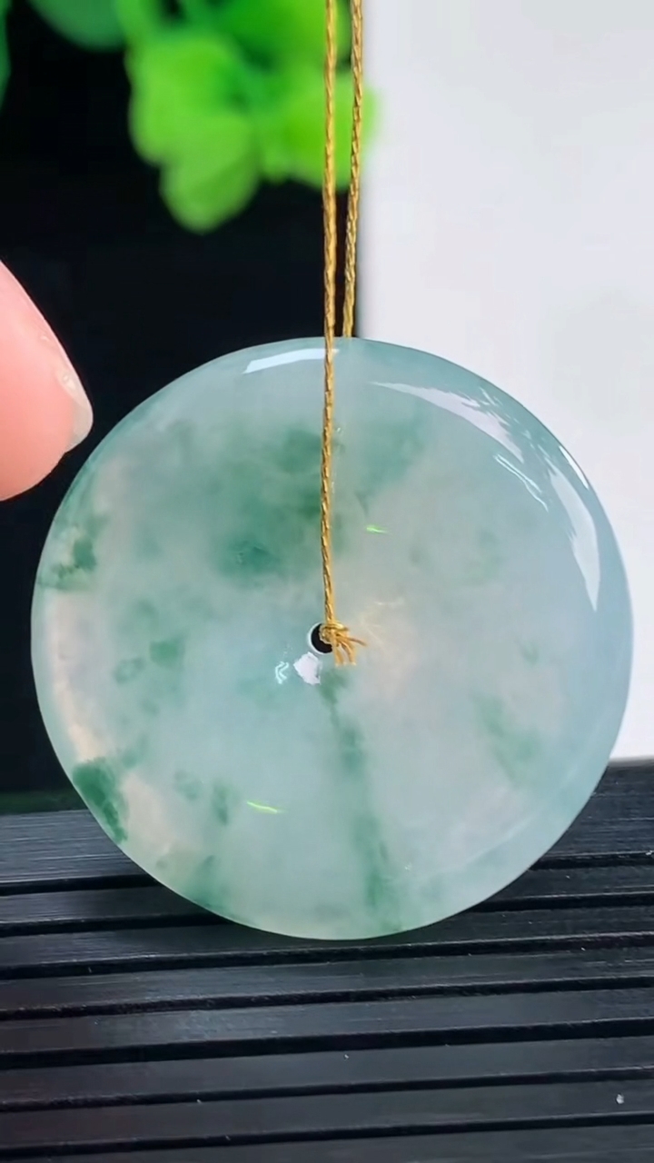 天然A货翡翠飘花平安扣吊坠尺寸28.7-4.7重量:8.68g
4月8日