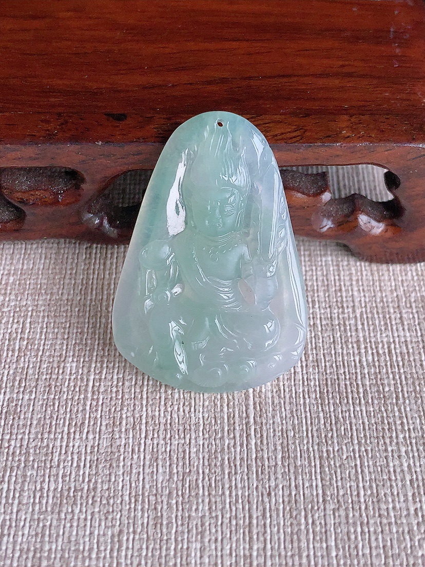 天然A货翡翠晴绿不动明王吊坠 
尺寸38-26.5-4.8mm 重量7.66g 0407