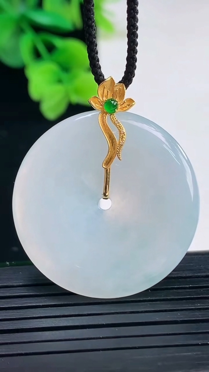 天然A货翡翠18K金紫罗兰平安扣吊坠尺寸32.3-4.4重量:10.37g
4月8日