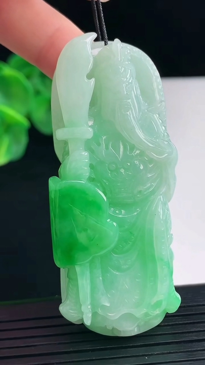 天然A货翡翠关公吊坠尺寸63.8-25.3-17重量:56.57g
4月8日