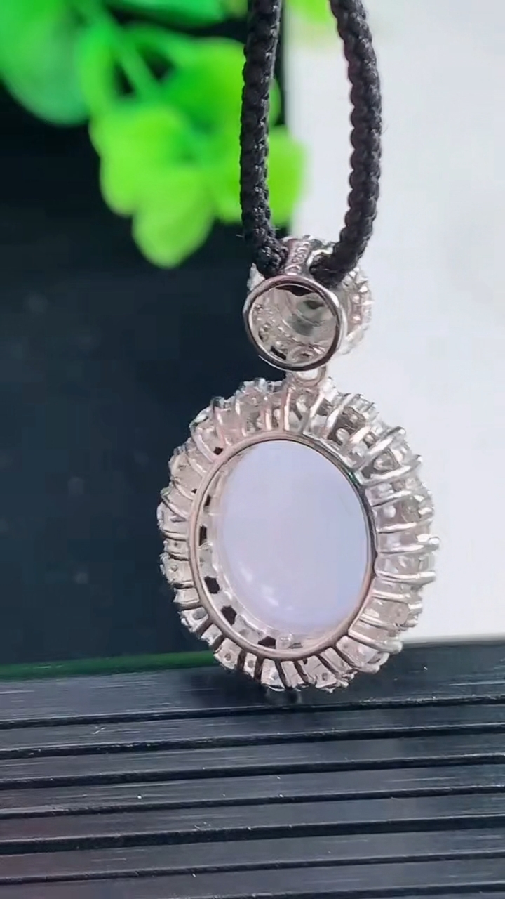 天然A货翡翠925银紫罗兰蛋面吊坠尺寸28.5-18.5-11.3裸石14.2-11.8重量:5.26g
4月8日