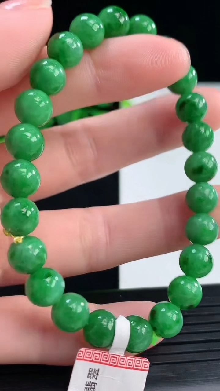 天然A货翡翠圆珠手串尺寸7.1-24颗重量:16.19g4月8日
工厂直销收藏佳品,种好水足，色泽均匀，有种有色，上手高大气！
