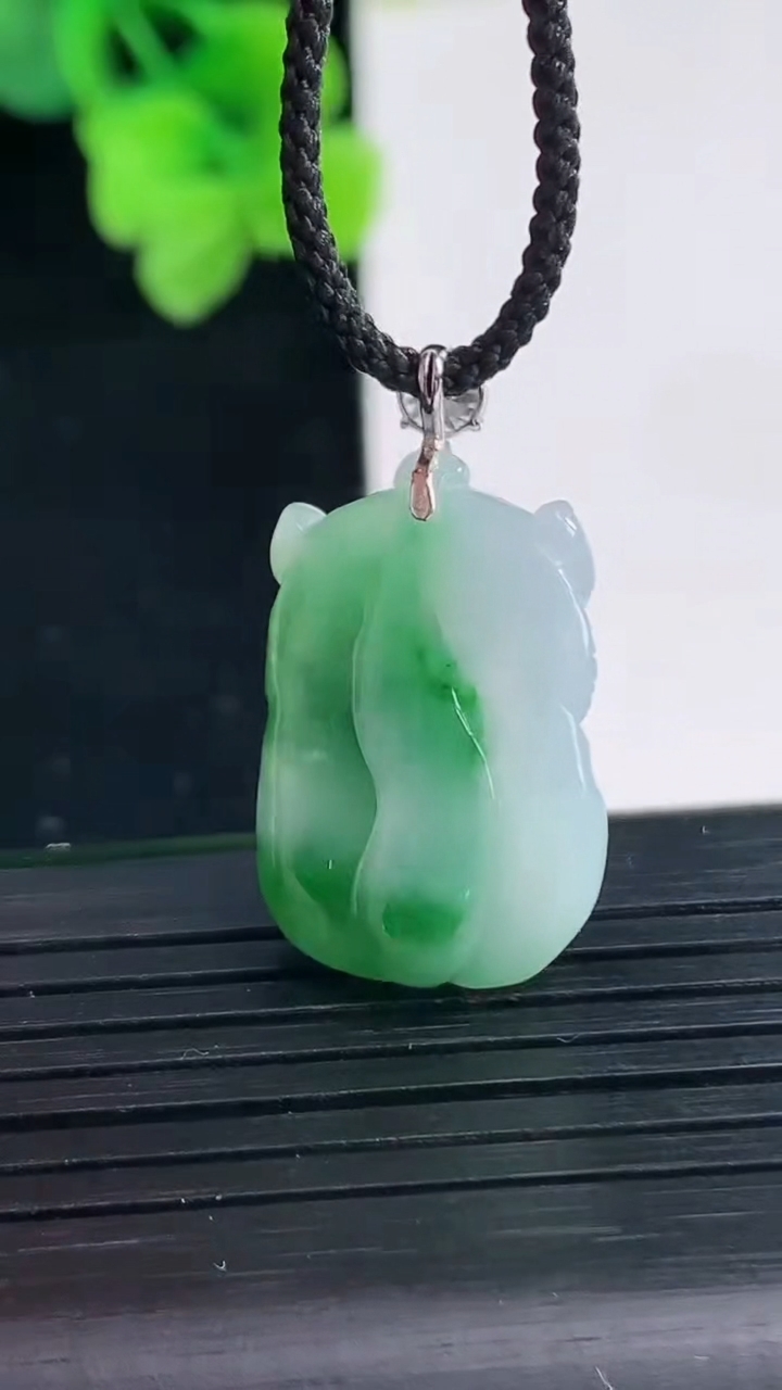 天然A货翡翠狐狸吊坠尺寸27.6-15.4-5.8重量:4.41g
4月8日