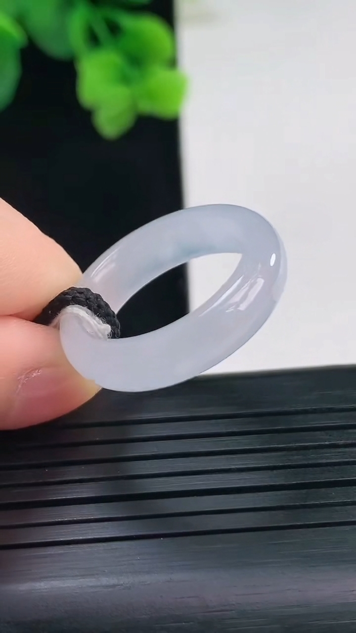 天然A货翡翠紫罗兰指环戒指尺寸18.3-5.8-3.6重量:4.05g2026年4月8日
工厂直销收藏佳品,种好水足，色泽均匀，有种有色，上手高大气！