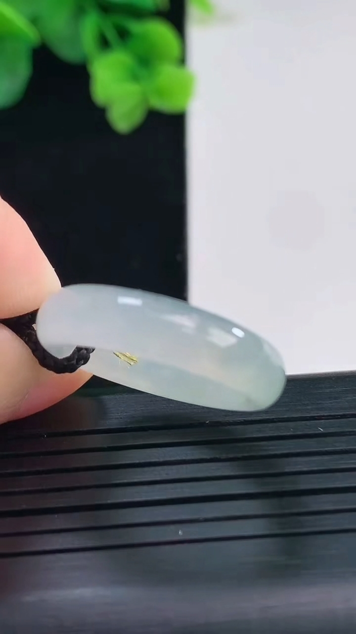 天然A货翡翠指环戒指尺寸18.5-5.6-3.3重量:3.67g2026年4月8日
工厂直销收藏佳品,种好水足，色泽均匀，有种有色，上手高大气！