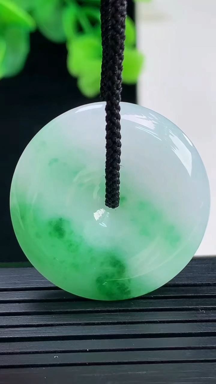 天然A货翡翠平安扣吊坠尺寸30.8-5.6重量:11.26g
4月8日