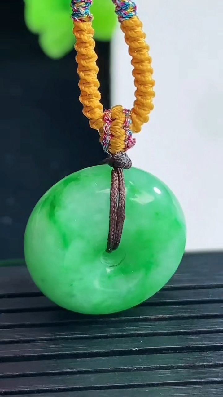 天然A货翡翠平安扣吊坠尺寸20-9.1重量:9.14g
4月8日