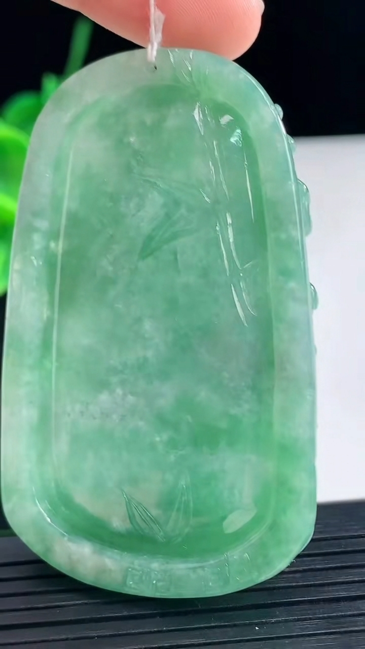 天然A货翡翠千手观音吊坠尺寸65.1-39.6-11.4重量:53.05g
4月8日