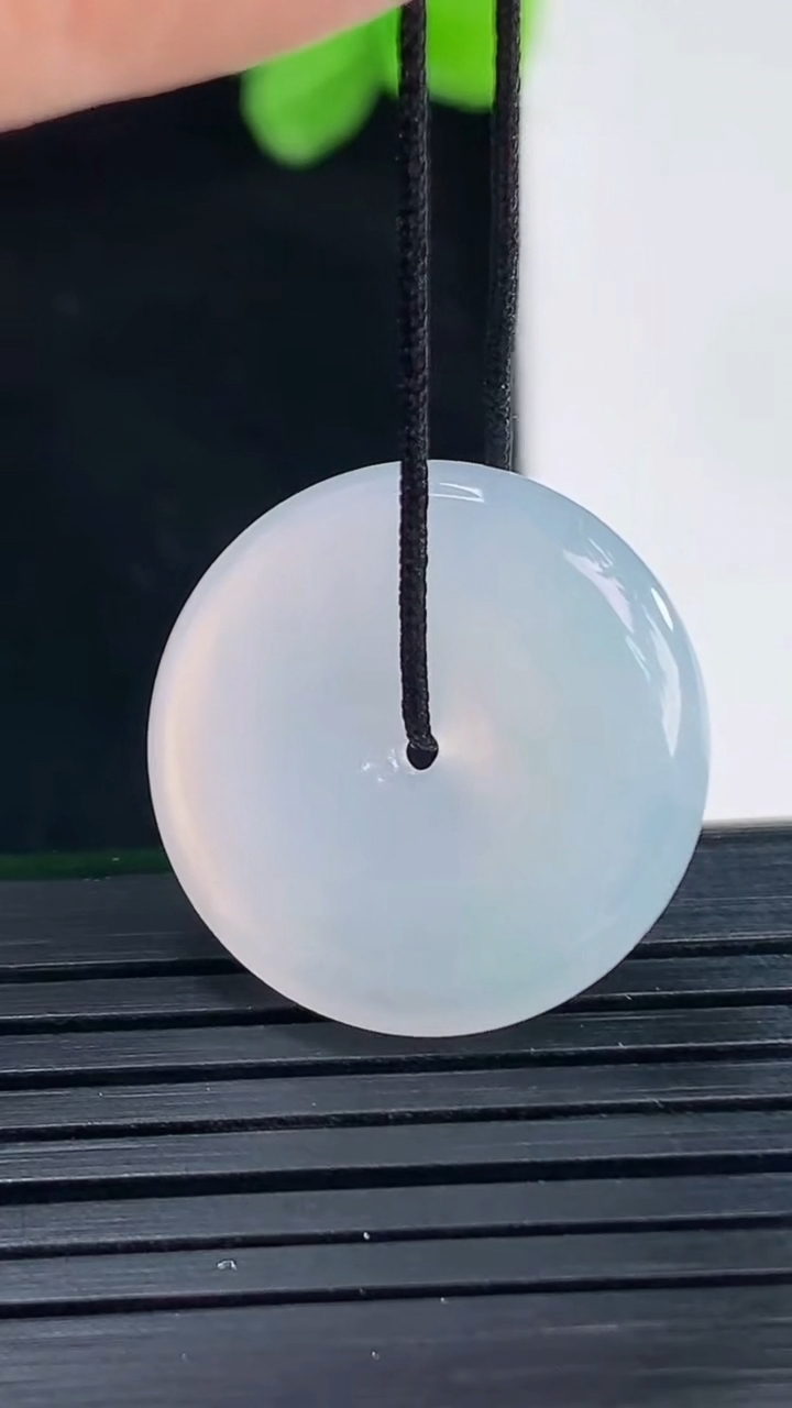 天然A货翡翠紫罗兰平安扣吊坠尺寸20.5-4.6重量:4.34g
4月8日