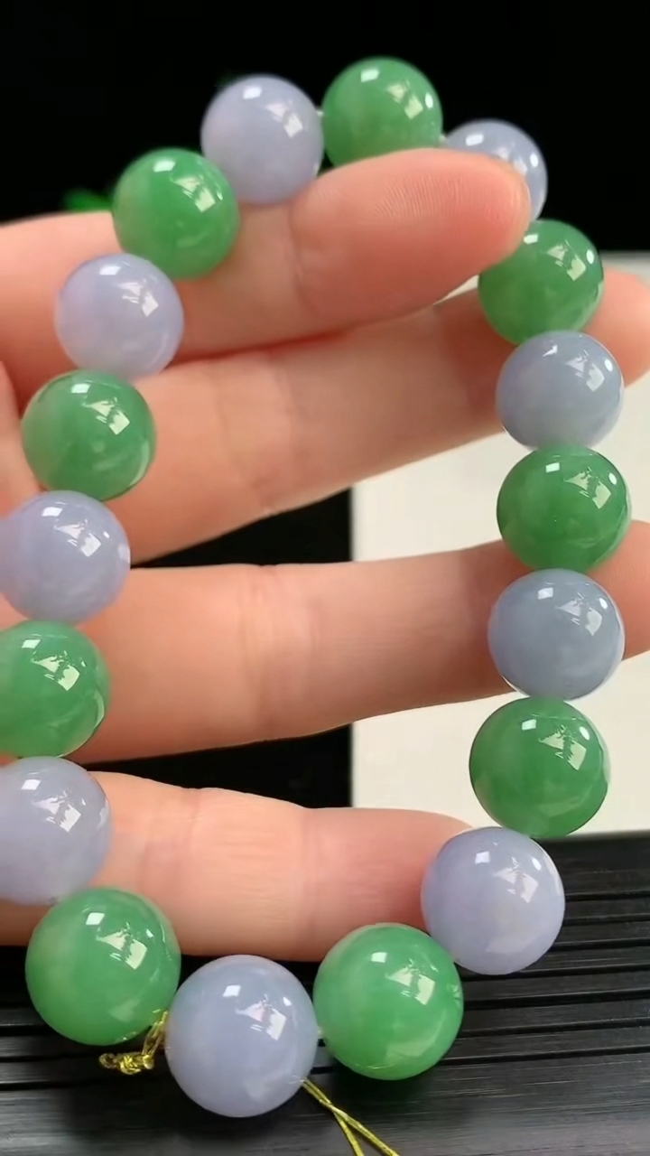 天然A货翡翠圆珠手串尺寸10.8-18颗重量:41.20g4月8日
工厂直销收藏佳品,种好水足，色泽均匀，有种有色，上手高大气！