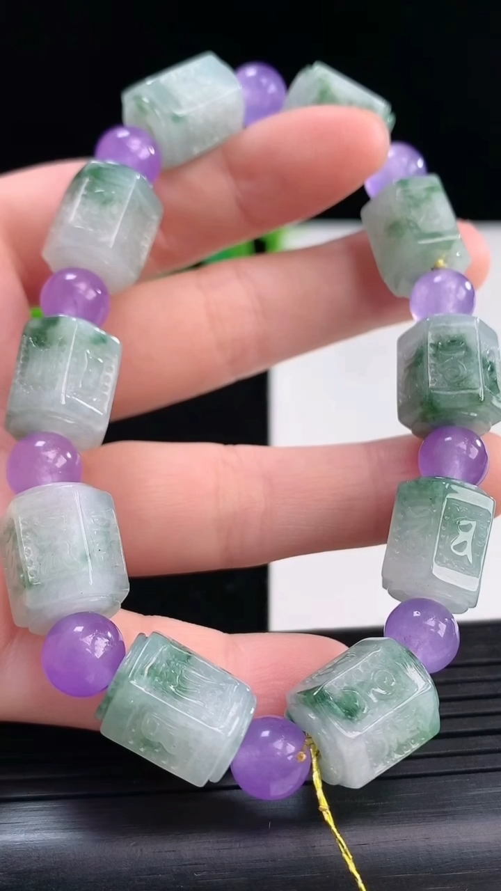 天然A货翡翠飘花六字真言路路通手串尺寸13.6-10.8重量:46.93g4月8日
工厂直销收藏佳品