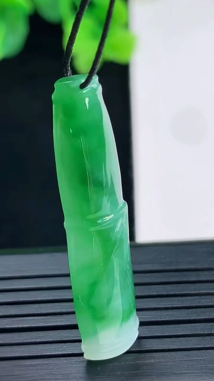 天然A货翡翠节节高升 竹节吊坠尺寸39.5-10-6.2重量:4.76g
4月8日