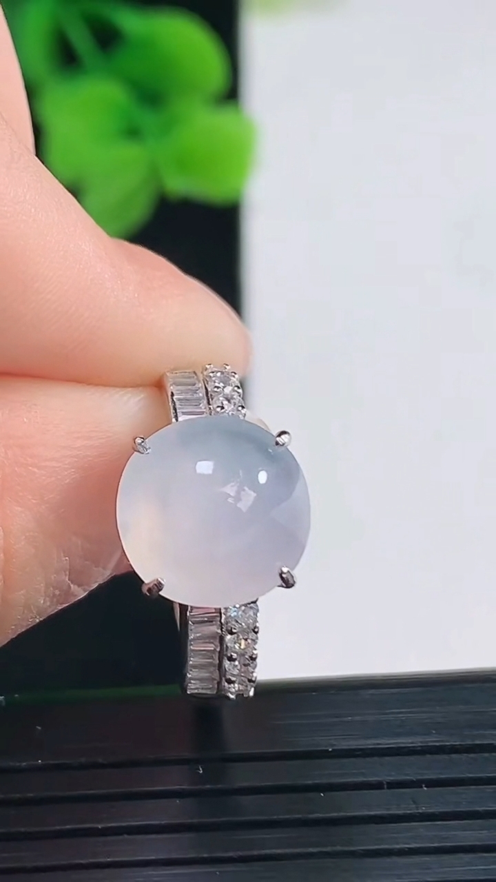 天然A货翡翠蛋面戒指尺寸10.5重量:3.22g2026年4月8日
工厂直销收藏佳品,种好水足，色泽均匀，有种有色，上手高大气！