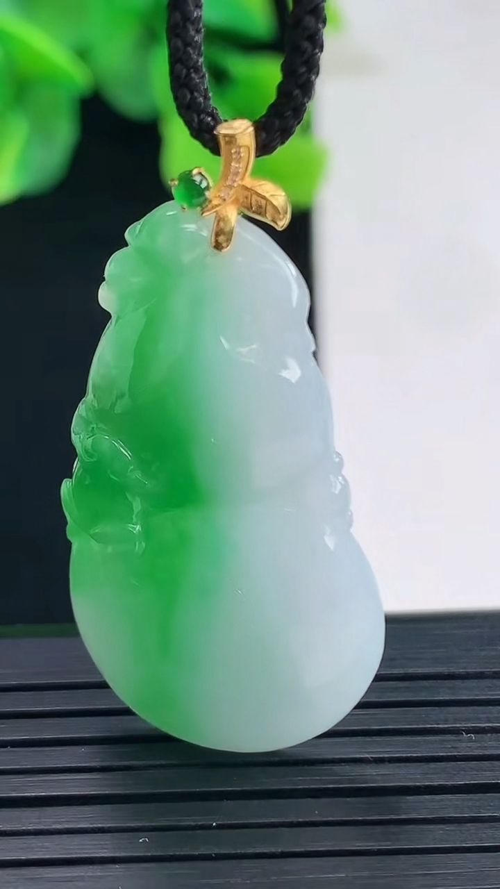 天然A货翡翠葫芦吊坠尺寸43.6-21.1-5.9重量:9.29g
4月8日