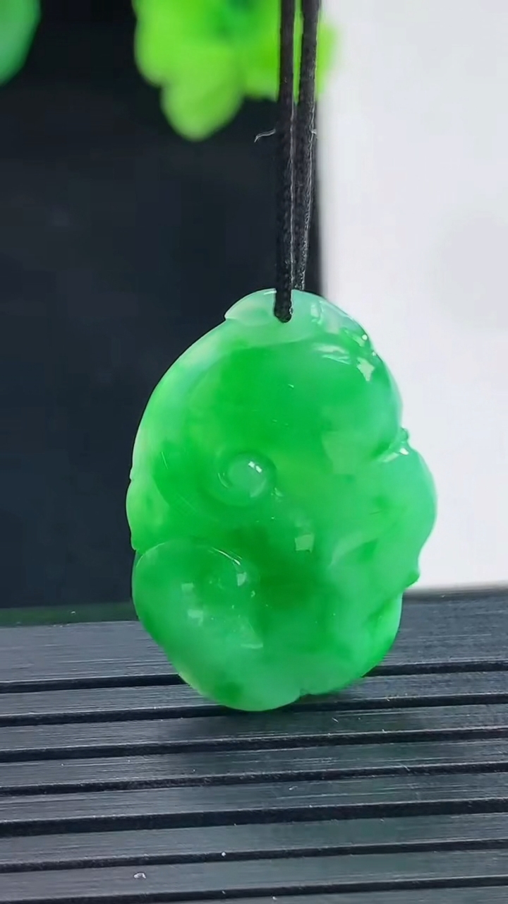 天然A货翡翠如意吊坠尺寸26.9-17.4-5重量:3.91g
4月8日