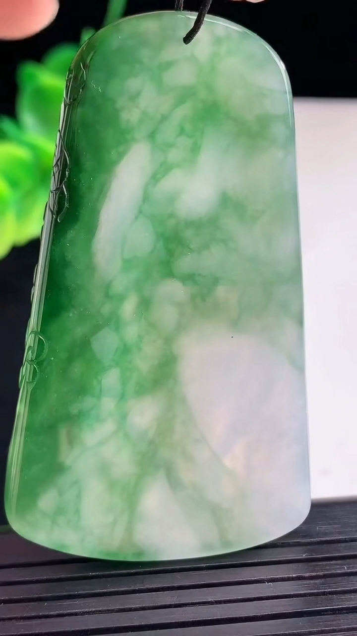 天然A货翡翠普贤菩萨吊坠尺寸64.8-37.7-4.9重量:29.73g
4月8日