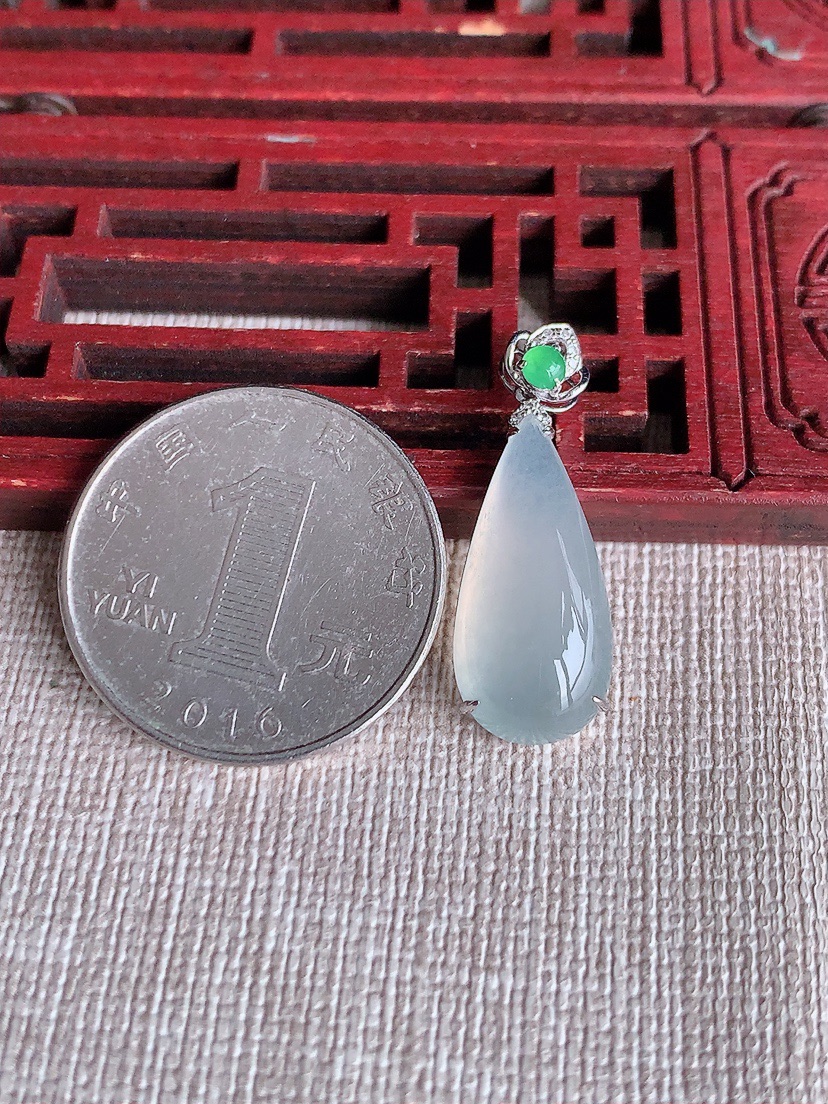 天然A货翡翠18K金镶嵌白冰白月光水滴吊坠 
尺寸28-21-10-5.5mm 重量2.68g 0407