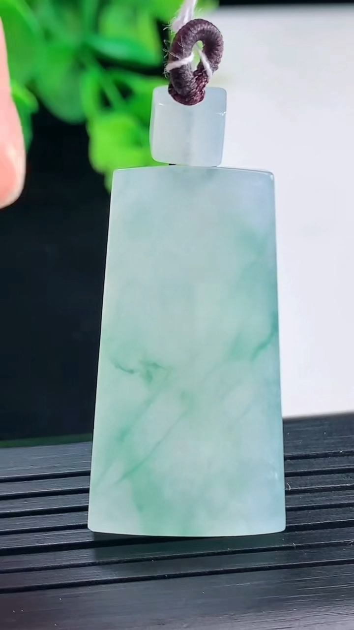 天然A货翡翠冰种飘花无事牌吊坠尺寸37.6-20.2-6重量:14.50g
4月8日