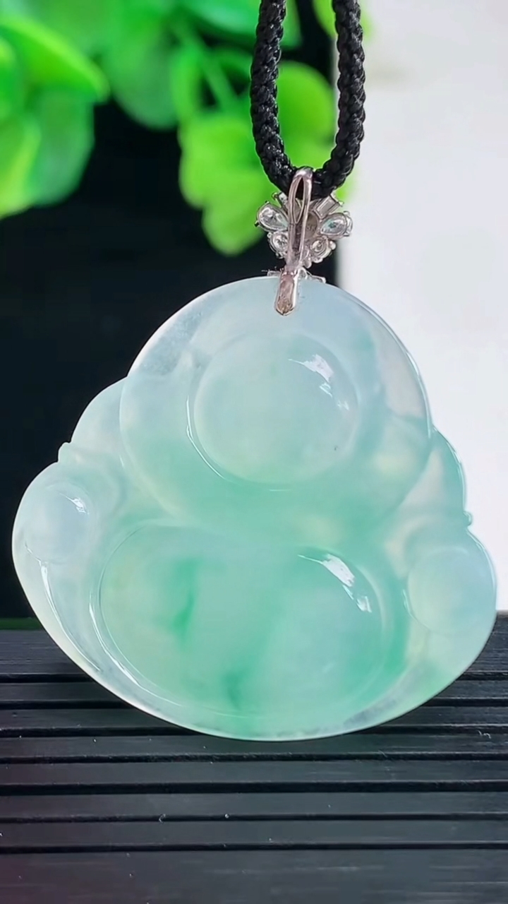 天然A货翡翠种飘花佛公吊坠尺寸39-33.8-5.8重量:9.87g
4月8日