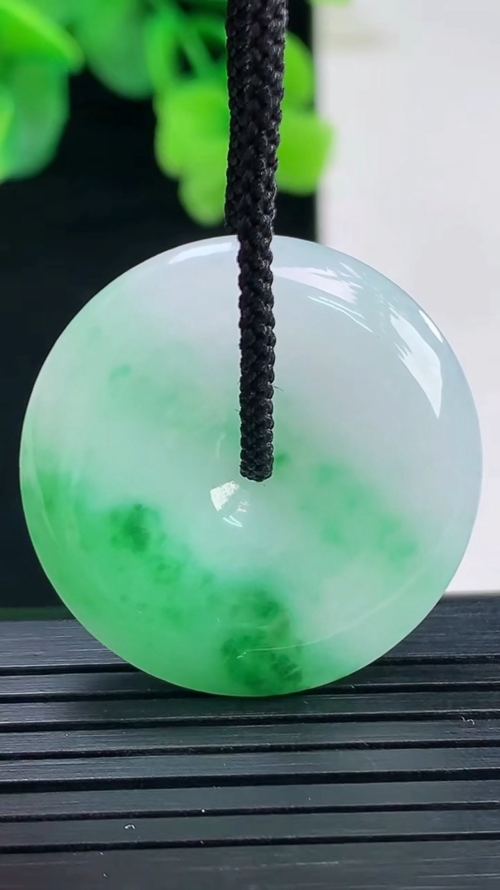 天然A货翡翠平安扣吊坠尺寸30.8-5.6重量:11.26g
4月8日