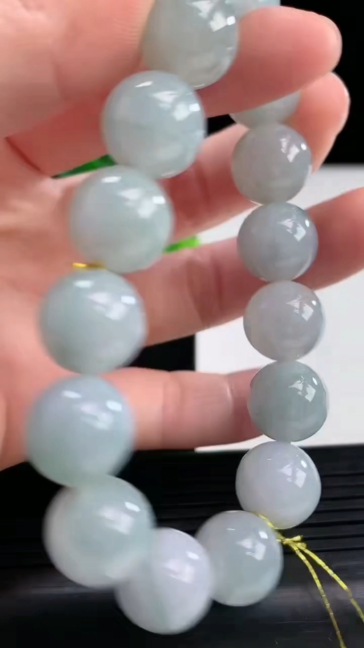 天然A货翡翠飘花圆珠手串尺寸12.8-16颗重量:60.08g4月8日
工厂直销收藏佳品,种好水足，色泽均匀，有种有色，上手高大气！