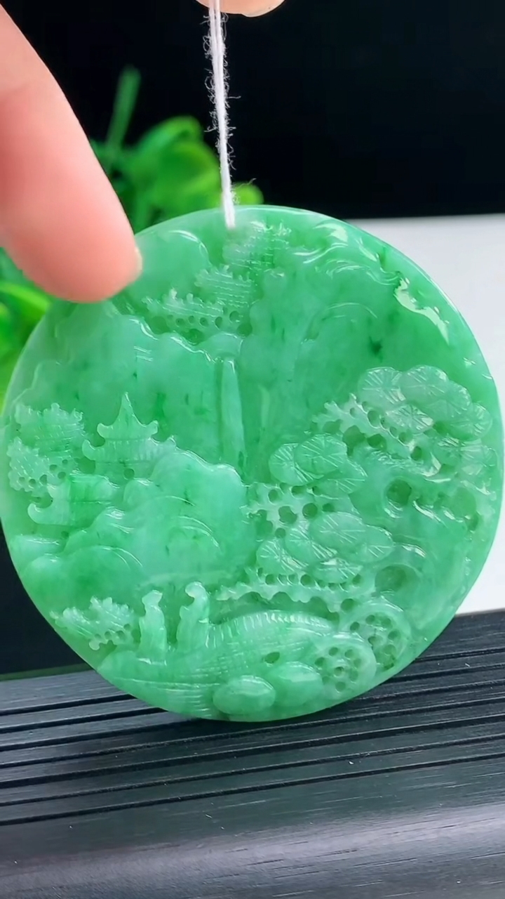 天然A货翡翠山水牌吊坠尺寸53.4-6.2重量:38.95g
4月8日