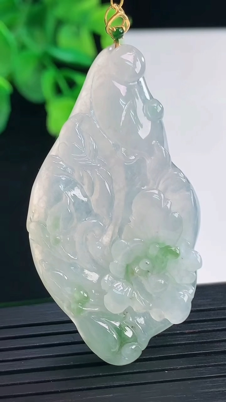 天然A货翡翠鸟语花香吊坠尺寸53.6-29.5-5.7重量:15.52g
4月8日